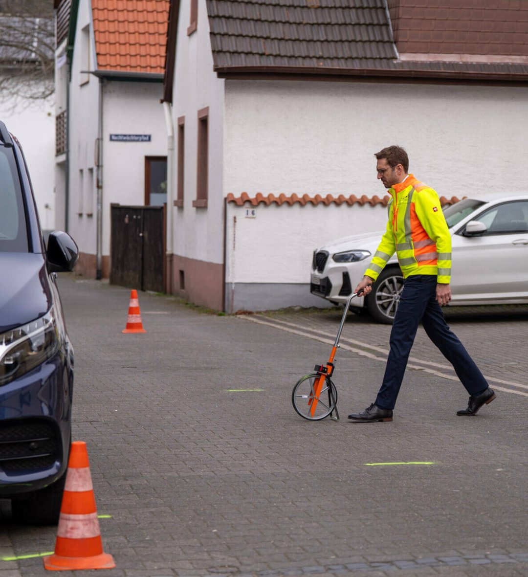 Simon Schweidler setzt Markierungen auf der Straße