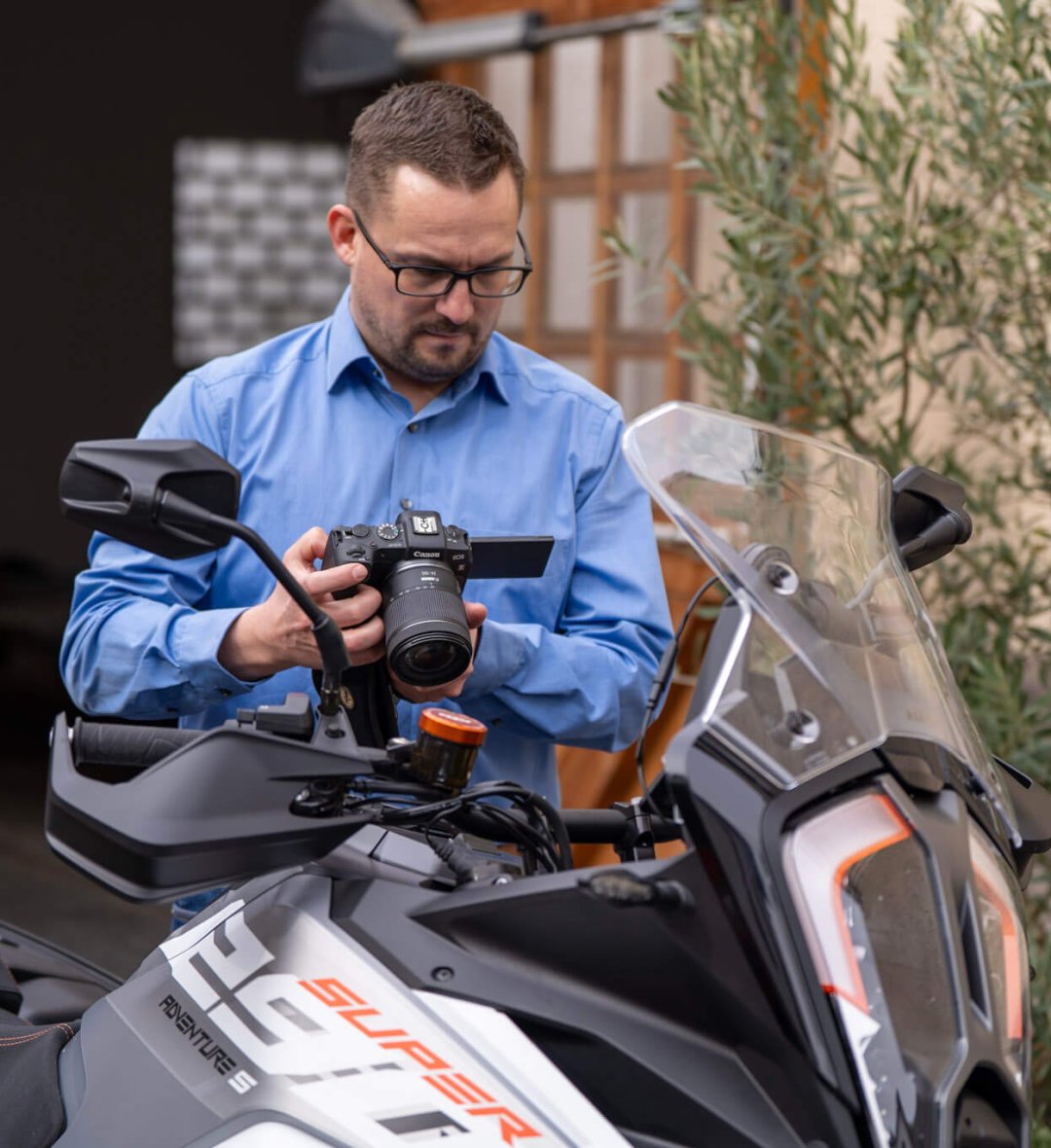 Markus Lorenz fotografiert ein Motorrad